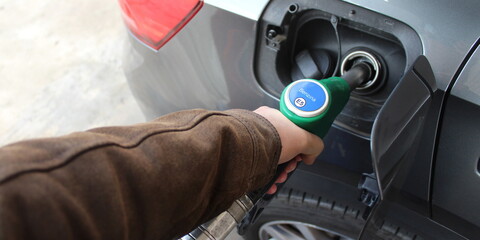 Fare rifornimento di carburante alla stazione di servizio per la propria automobile