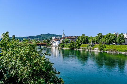 Olten, Stadt, Stadtturm, Aare, Fluss, Alte Br&uuml;cke, Holzbr&uuml;cke, Altstadt, Aareufer, historische H&auml;user, Sommer, Sommersonne, Sommertag, Solothurn, Schweiz