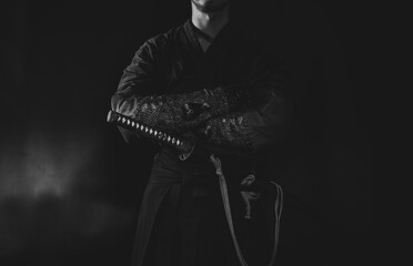 籠手を着けて日本刀を構える人物（Samurai with his katana and gauntlet）