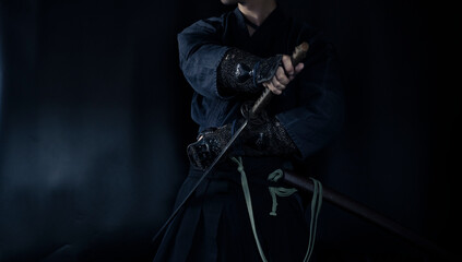 籠手を着けて日本刀を構える人物（Samurai with his katana and gauntlet）