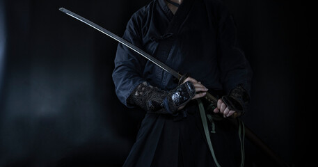 籠手を着けて日本刀を構える人物（Samurai with his katana and gauntlet）