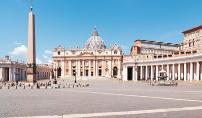 Praça de São Pedro na cidade do Vaticano. Basílica de São Pedro.