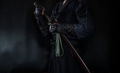籠手を着けて日本刀を構える人物（Samurai with his katana and gauntlet）