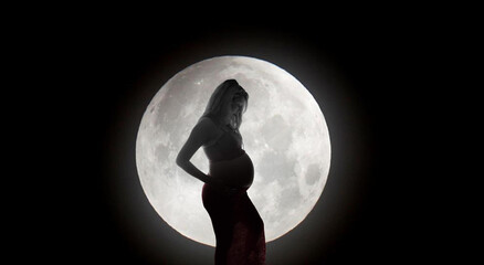 silueta de mujer embarazada en la luna - obrazy, fototapety, plakaty
