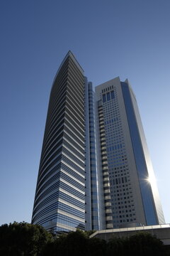 快晴の青空を背景に陽光にきらめく【ＮＴＴ東日本本社ビル】（左）と【東京オペラシティビル】（右）　（東京都新宿区西新宿）