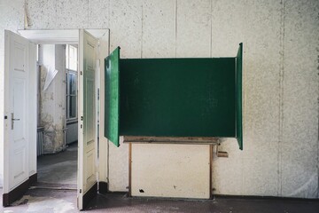 Schule - Tafel - Vintage - Nostalgisch - Verlassener Ort - Urbex / Urbexing - Lostplace - Artwork -...