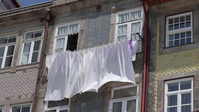 draps sur une corde &agrave; linge &agrave; l'ext&eacute;rieur d'un appartement au Portugal
