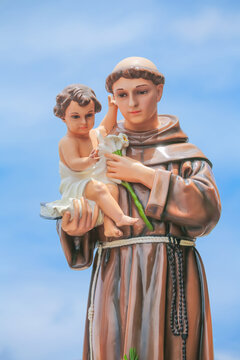 Saint Anthony holding child Jesus catholic religious statue