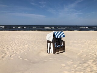 Einzelner landestypischer Strandkorb am Ostseestrand auf der Insel Usedom, Mecklenburg Vorpommern, Deutschland, Europa 