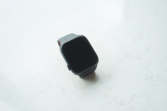 左側にクラウンのある右手･左利き用の黒い画面のスマートウォッチ - Apple Watch Series 8