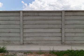 Fototapeta na wymiar The long-lasting and quickly constructed wall made of concrete panels.