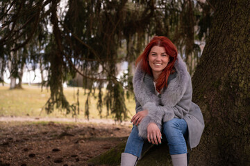 Obraz premium ginger girl sitting on a tree
