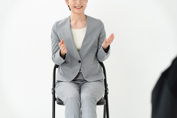 スーツ姿の女性　面接　自己PR