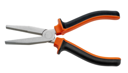 Pinze a becchi piatti con impugnature isolate in gomma arancione e nera, isolate. Pinze per elettricisti