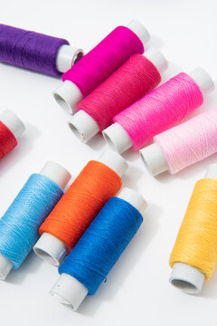 Colores enredados: Imagen vibrante de carretes de hilos para proyectos de costura y manualidades