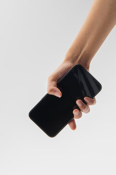 La tecnología en tu mano: Imagen premium de una mano sosteniendo un moderno celular en venta