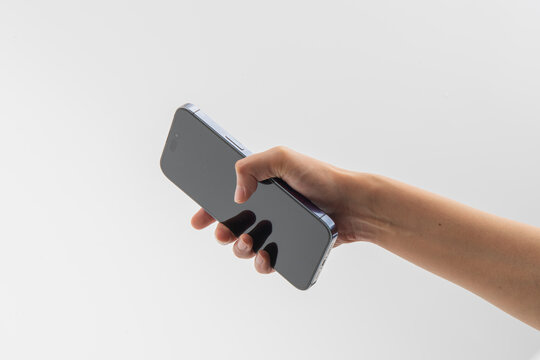 La tecnología en tu mano: Imagen premium de una mano sosteniendo un moderno celular en venta