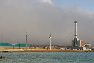 Obraz premium Shoreham wind turbines and power station