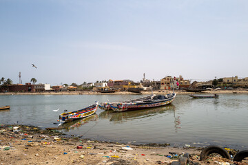 vue de la rivière Sénégal dans la ville de Saint Louis au Sénégal en Afrique de l'Ouest - obrazy, fototapety, plakaty