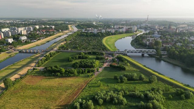 rzeka Odra w mieście Opole w Polsce w aerofotografii