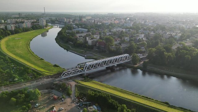 nowy most kolejowy w Opolu na rzece Odrze