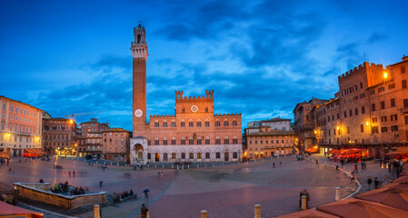 Obraz premium Piazza del Campo in Siena at night, Italy