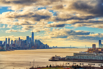 Obraz premium Hudson river and Manhattan downtown in New York, USA at cloudy morning