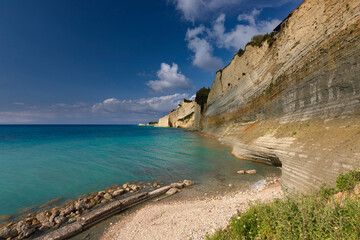 Krajobraz morski. Wybrzeże i klify na wyspie Korfu, Grecja