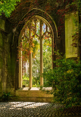Obraz premium Carved stone windows of St Dunstan church in City of London covered with foliage