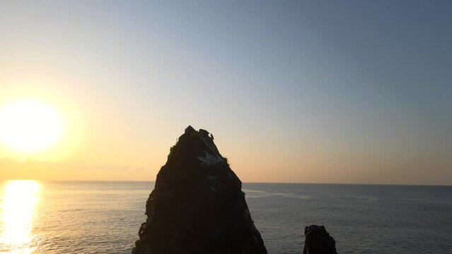 제주의 일출, 일출을 뒤로 절벽과 매의 실루엣-제주, 한국, 드론 4k 영상