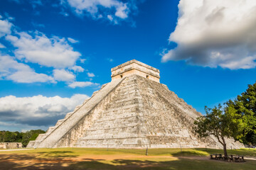 Fototapeta na wymiar Templo de Kukulcán o El Castillo, Chichén Itzá