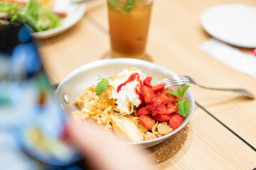 スマホで料理を撮影する女性