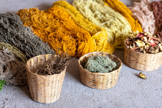 Tapetes de Teotitlán de lana. con tintes naturales (procedentes, por ejemplo, de la grana cochinilla, del añil o el caracol), y el color se fija con ácido o con jugo de limón. 