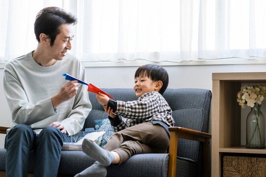 父親と遊ぶ日本人の男の子