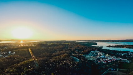 Horizontale Luftaufnahme von der Universität, der Blumeninsel Mainau und dem Bodensee beim...