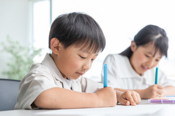 笑顔で勉強する子ども　child studying hard