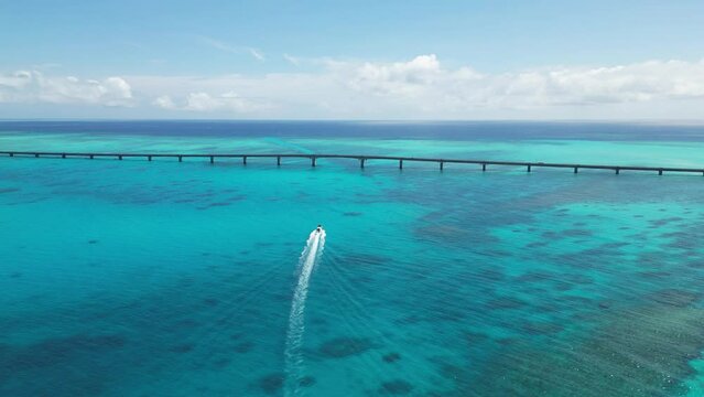 宮古島の海をドローンで空撮