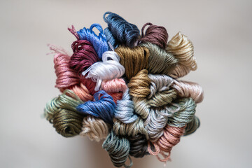 vista cenital de madejas de hilo de algodón de colores diferentes contenidas en forma circular,...