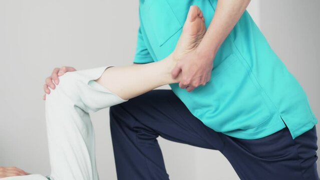 足のリハビリを受けるシニア女性