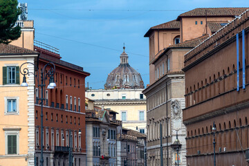 Immeubles et église dans le centre de Rome