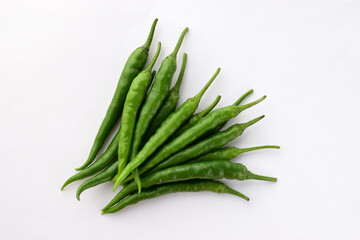 白背景の青唐辛子　コピースペースあり Green chili peppers (chile verde) on white background with copy space