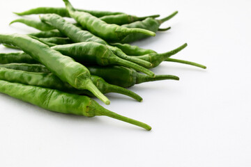 白背景の青唐辛子　コピースペースあり Green chili peppers on white background with copy space