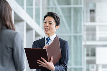 オフィスで働くビジネスマン