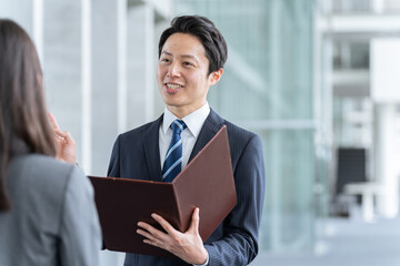 オフィスで働くビジネスマン