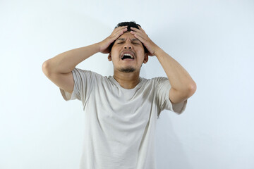 Waist-up portrait of alarmed asian man, panicking, grab head and running troubled, feel panic,