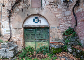 Fototapeta na wymiar La puerta con arco de una casa cerrada en un pueblo de la España despoblada.
