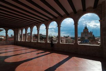 Vista del casco antiguo de Teruel desde la arcada del museo provincial, con las torres de la...