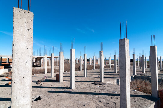 Vista de los pilares en una obra de construcci&oacute;n de urbanizaci&oacute;n abandonada.