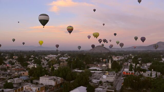 Sunrise at the Pyramids of the Moon and Sun in Teotihuacan, Mexico.⁣ Hot air balloon rides are popular at the ancient site that predates both the Mayan and Aztec Kingdoms.