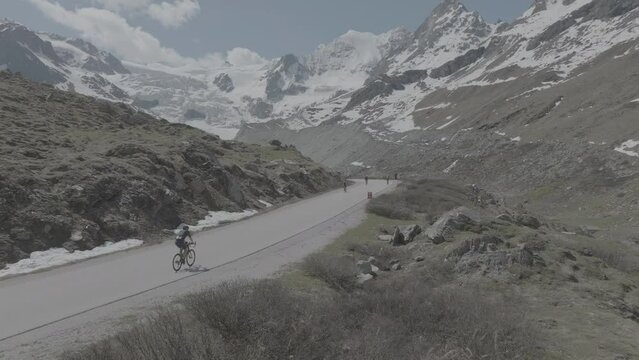 Cycliste roule vers le glacier de Moiry - Valais Suisse